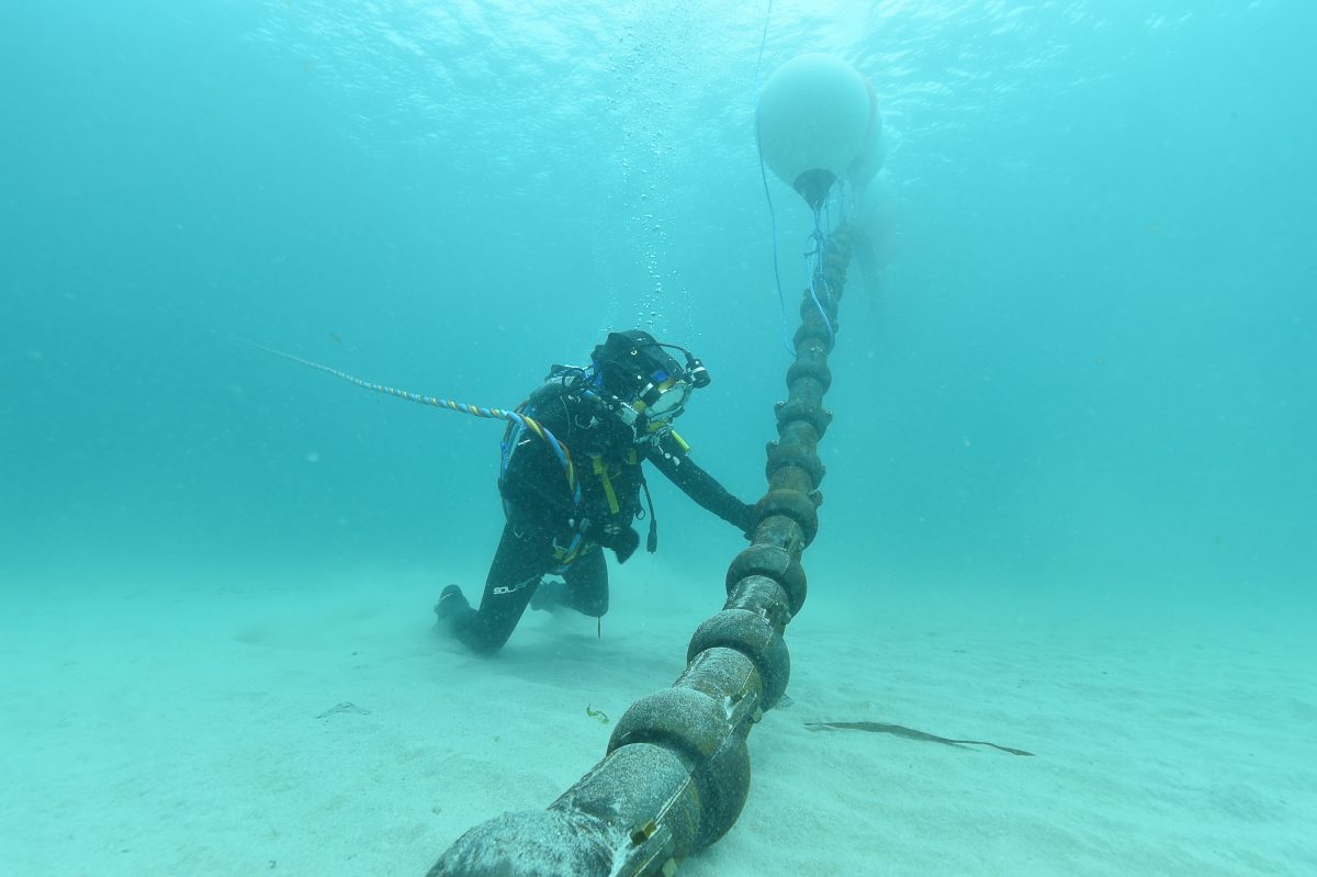 Pose du cable electrique de l'hydrolienne Sabella D10, le 25 Mai 2015 (île d'Ouessant-Finistère)-Cable protecting and ballasting shells